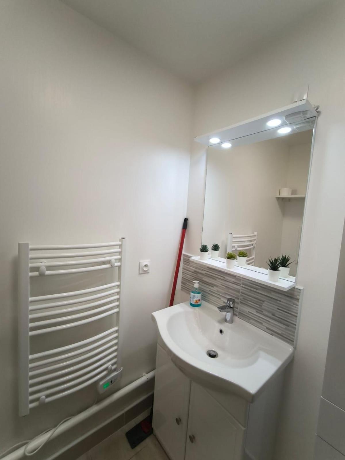 Studio Paris Sud A Cote Du Metro Lägenhet Villejuif Exteriör bild